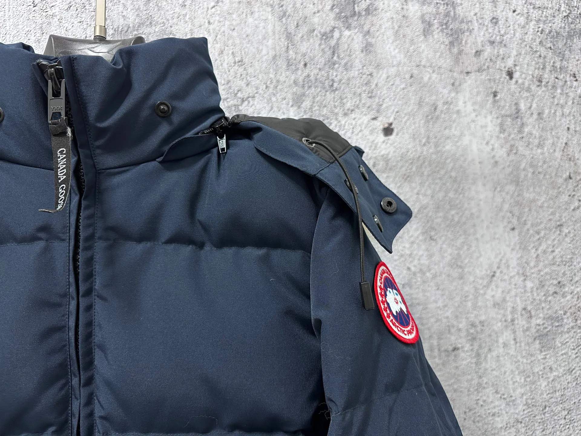 P840 【Canada gooseChelsea】Women's parka down coat, warm and comfortable. The adjustable hood features a high collar and concealed snap closure for extended coverage. And for greater protection against the elements, the detachable wolf fur collar. It features a sturdy YKK® two-way lockable zipper at the center front and a retractable waistband at the inner waist. Designed with internal straps for carrying over the shoulder. Fleece-lined exterior handwarmer pockets. Sturdy ribbed knit cuffs for cold protection and warmth. Sizes: XS-XL
